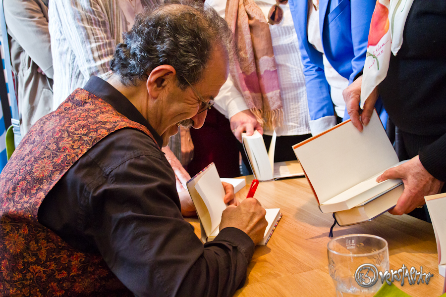 Der liebenswerte Autor signiert seine Werke: Rafik Schami. Foto: Anders Balari