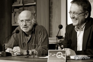 Humorvoll beantwortet Frank Schulz die Fragen von Rainer Moritz. Foto: Anders Balari
